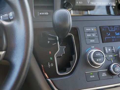 Used 2015 Toyota Sienna L image 25