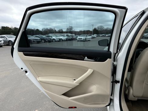 Used 2014 Volkswagen Passat 1.8T SEL Premium image 22