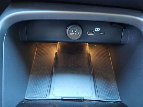 Used 2023 Volvo C40 P8 Recharge Ultimate image 15