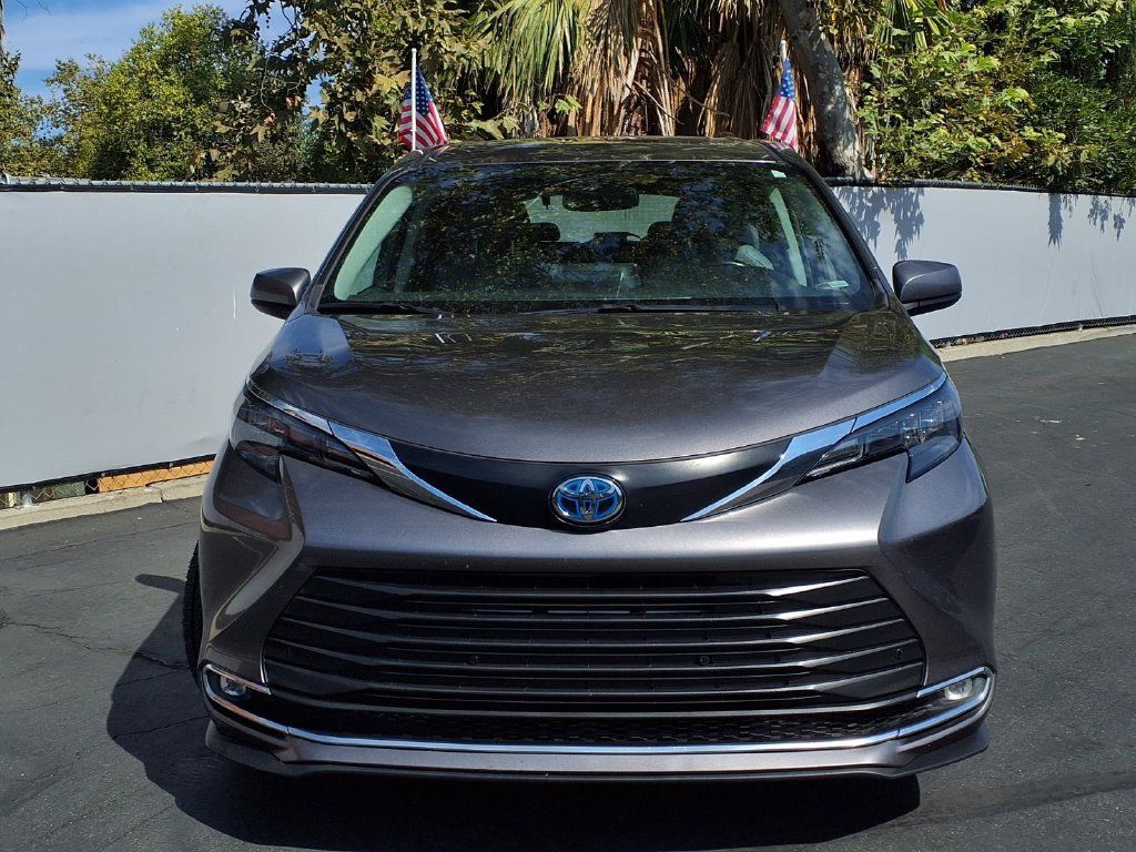 Certified 2024 Toyota Sienna XLE FWD image 2