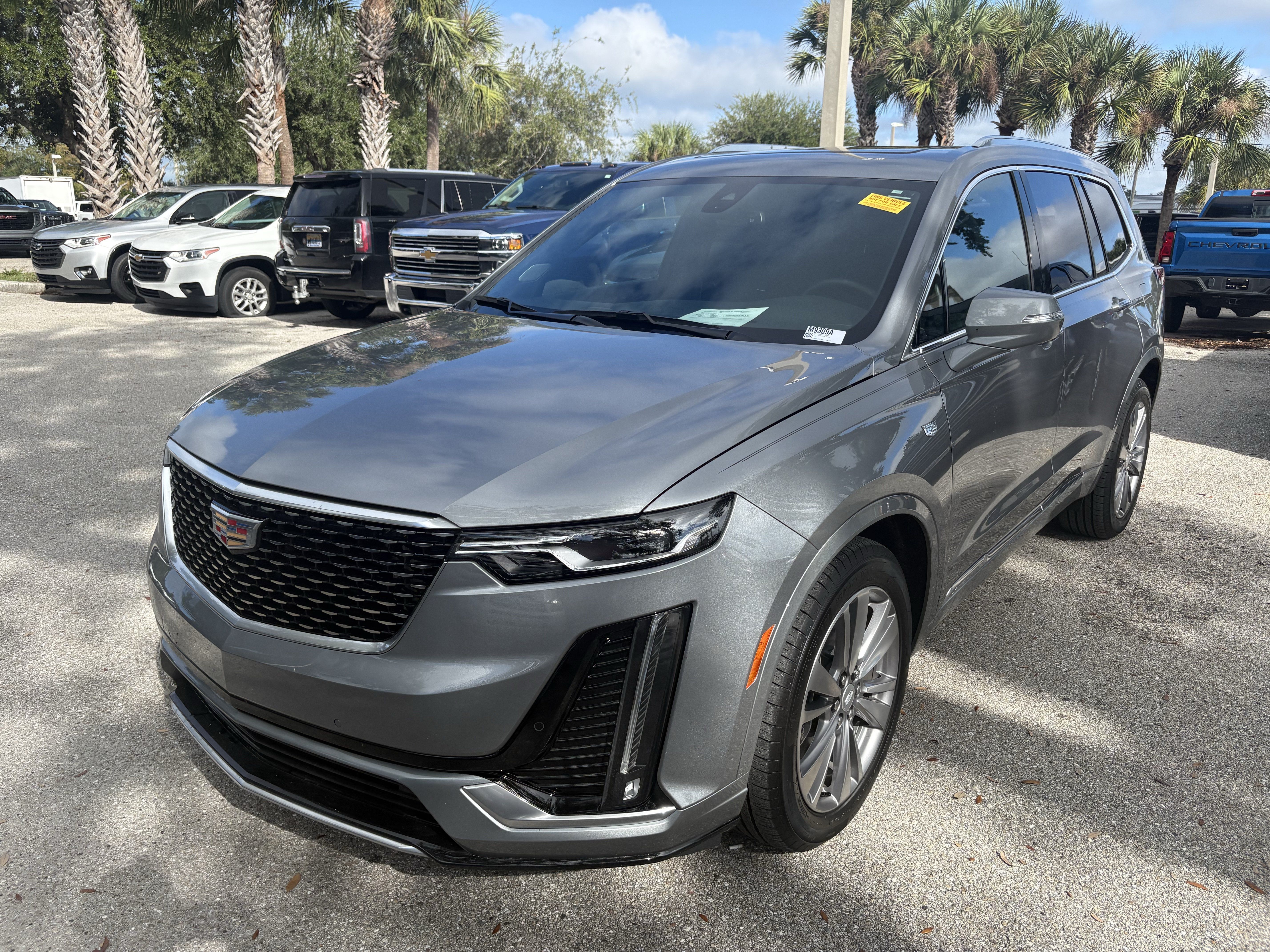 Used 2025 Cadillac XT6 Premium Luxury FWD image 3