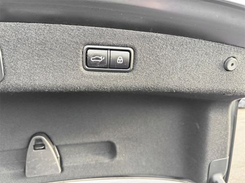 Used 2018 Genesis G90 3.3T Premium image 11