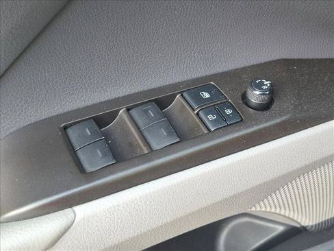 Used 2021 Toyota Camry SE FWD image 12