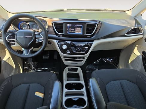 Used 2022 Chrysler Voyager LX FWD image 10