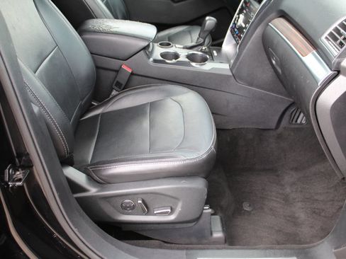 Used 2018 Ford Explorer Limited w/ Equipment Group 301A FWD image 14