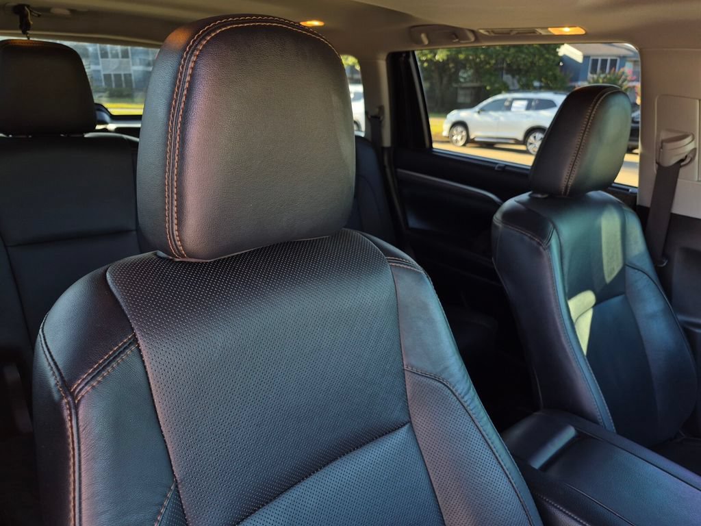 Used 2019 Toyota Highlander Limited FWD image 39