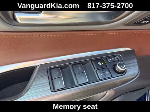 Used 2022 Toyota Venza Limited image 15