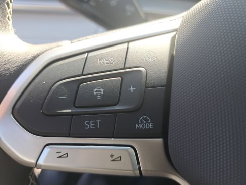 New 2025 Volkswagen Tiguan SE image 18