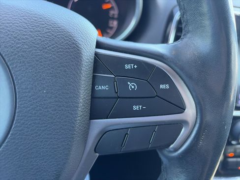 Used 2019 Jeep Grand Cherokee Altitude RWD image 16
