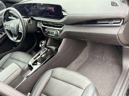 Used 2025 Buick Envista Sport Touring image 24