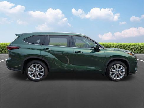 Used 2024 Toyota Highlander Limited AWD/4WD image 3