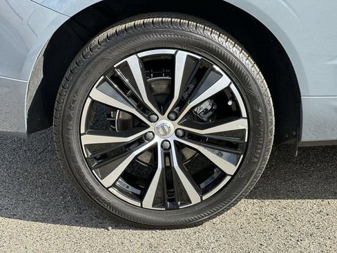 Used 2023 Volvo XC60 B5 Plus image 33