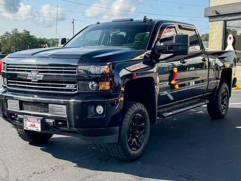 Used 2018 Chevrolet Silverado 2500 LT w/ Midnight Edition AWD/4WD image 8