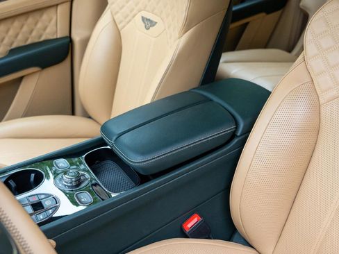 Used 2021 Bentley Bentayga AWD/4WD image 44