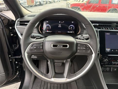 Used 2024 Jeep Grand Cherokee Laredo AWD/4WD image 23