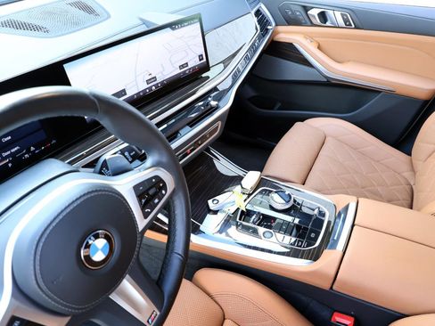 Used 2024 BMW X7 xDrive40i w/ Executive Package image 41