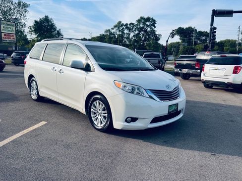 Used 2015 Toyota Sienna XLE w/ XLE Navigation Package FWD image 3