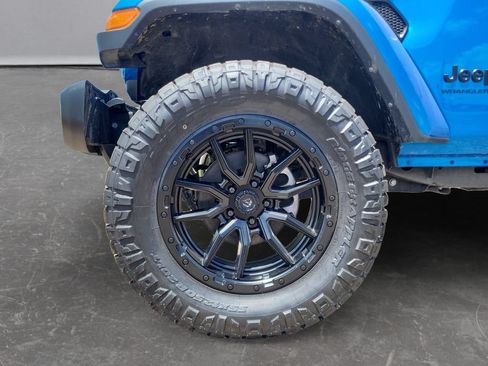 Used 2025 Jeep Wrangler Unlimited Sahara w/ Technology Group AWD/4WD image 9