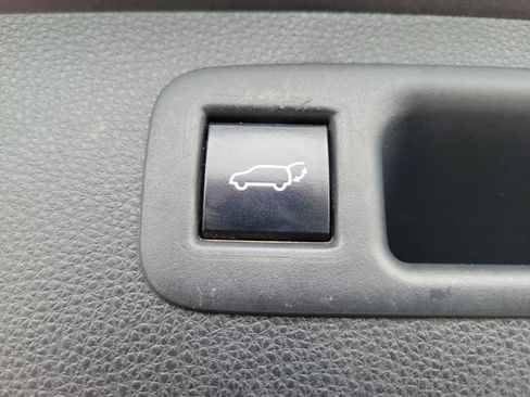 Used 2020 Toyota Highlander XLE image 9