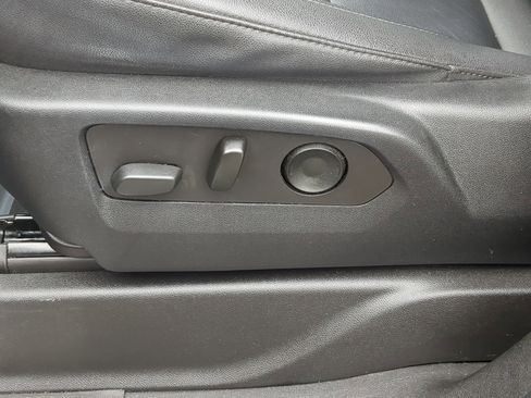 Used 2022 Chevrolet Tahoe LT w/ Luxury Package AWD/4WD image 17