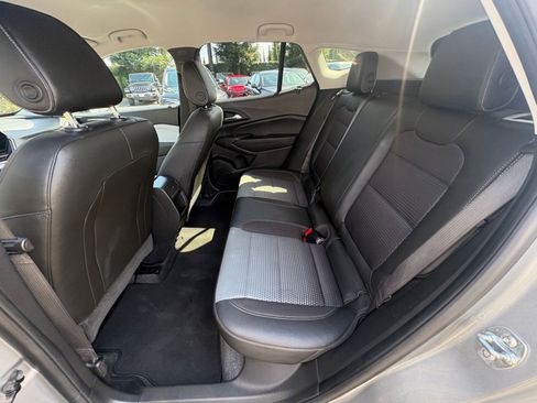 Used 2025 Chevrolet Trax LT FWD image 24