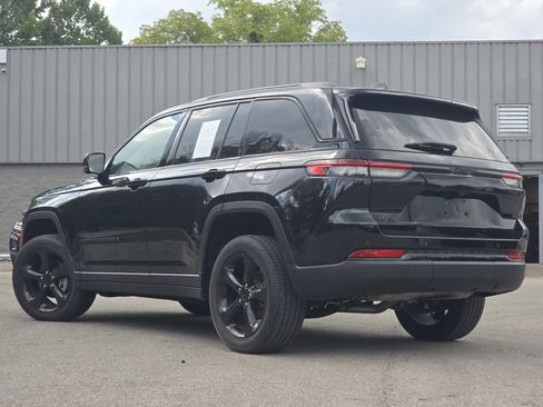 Used 2023 Jeep Grand Cherokee Altitude AWD/4WD image 12
