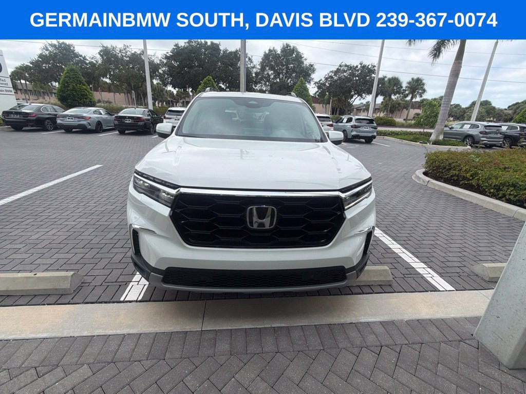 Used 2025 Honda Pilot Touring image 3