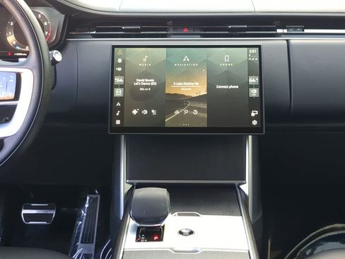 Used 2025 Land Rover Range Rover SE image 30