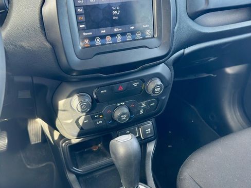 Used 2018 Jeep Renegade Latitude w/ Popular Equipment Group FWD image 20