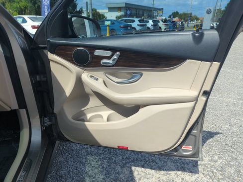 Used 2020 Mercedes-Benz GLC 300 w/ Premium Package image 35