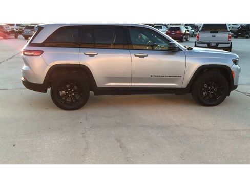 Used 2024 Jeep Grand Cherokee Altitude image 9