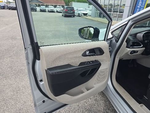 Used 2024 Chrysler Pacifica Touring-L FWD image 11