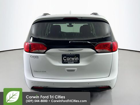 Used 2020 Chrysler Pacifica Touring-L FWD image 13