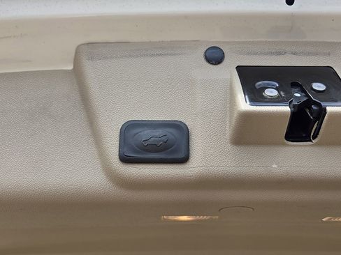 Used 2011 Buick Enclave CXL image 24