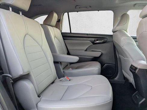 Used 2020 Toyota Highlander XLE image 21