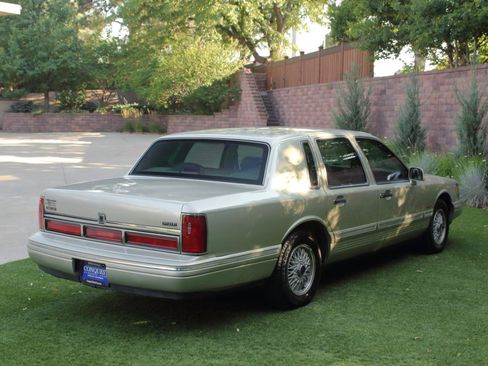 Used 1997 Lincoln Town Car Signature RWD image 4