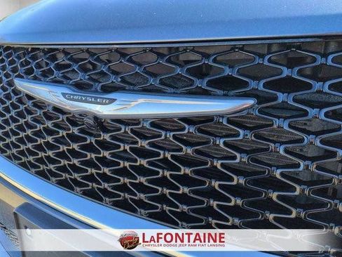 Used 2023 Chrysler Pacifica Touring-L FWD image 9