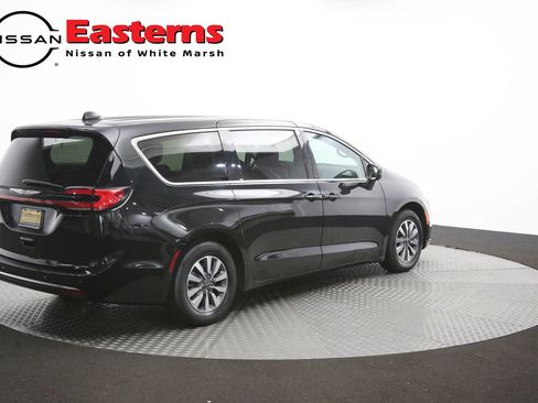 Used 2023 Chrysler Pacifica Touring-L FWD image 43