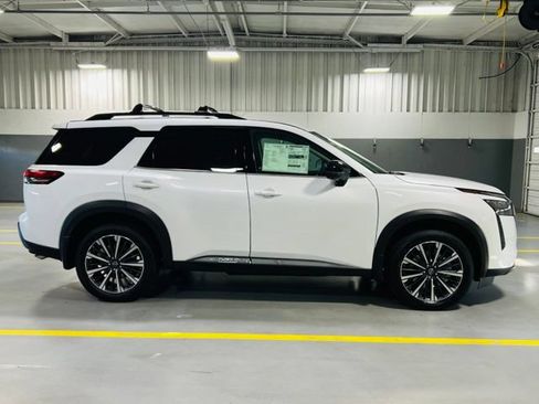New 2026 Nissan Pathfinder Platinum FWD image 21