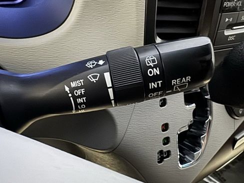 Used 2013 Toyota Sienna XLE image 31