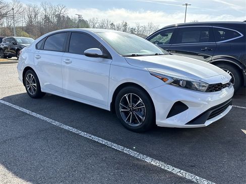 Used 2022 Kia Forte LXS w/ LXS Technology Package image 4