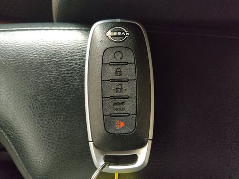 Used 2025 Nissan Versa SR w/ Trunk Package image 32