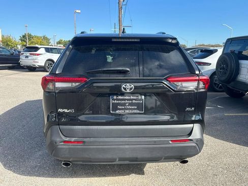 Used 2021 Toyota RAV4 XLE Premium image 6