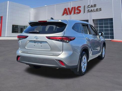 Used 2024 Toyota Highlander LE image 6