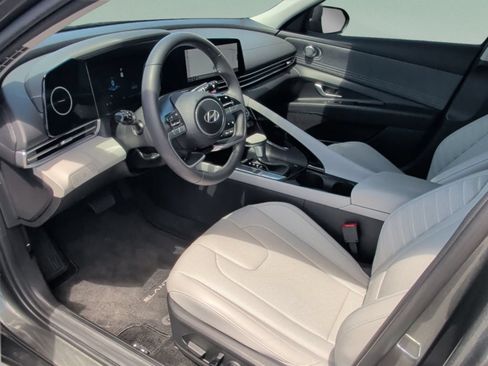 Used 2025 Hyundai Elantra Limited FWD image 32