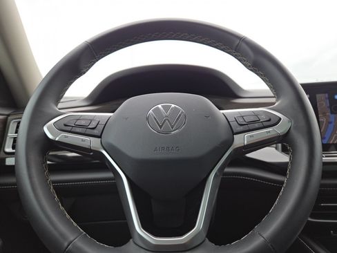 Used 2024 Volkswagen Atlas SEL AWD/4WD image 28