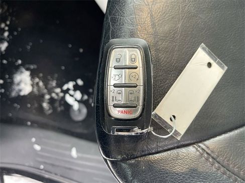 Used 2019 Chrysler Pacifica Touring-L image 34