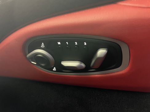 Used 2023 Aston Martin V8 Vantage Coupe image 21