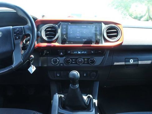 Used 2017 Toyota Tacoma TRD Off-Road AWD/4WD image 17