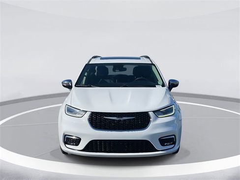 Used 2023 Chrysler Pacifica Limited image 2